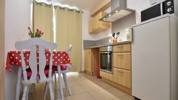 Een koelkast, een microgolfoven, een oven, een kookplaat