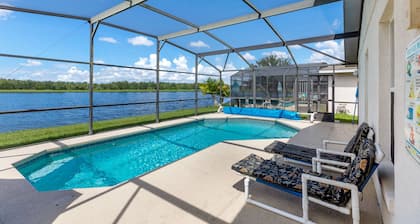 Stunning lake view, private pool,near Disney ,games room,free WiFi ,play golf