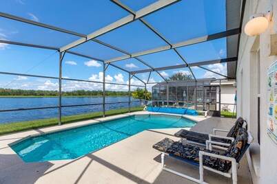 Stunning lake view, private pool,near Disney ,games room,free WiFi ,play golf