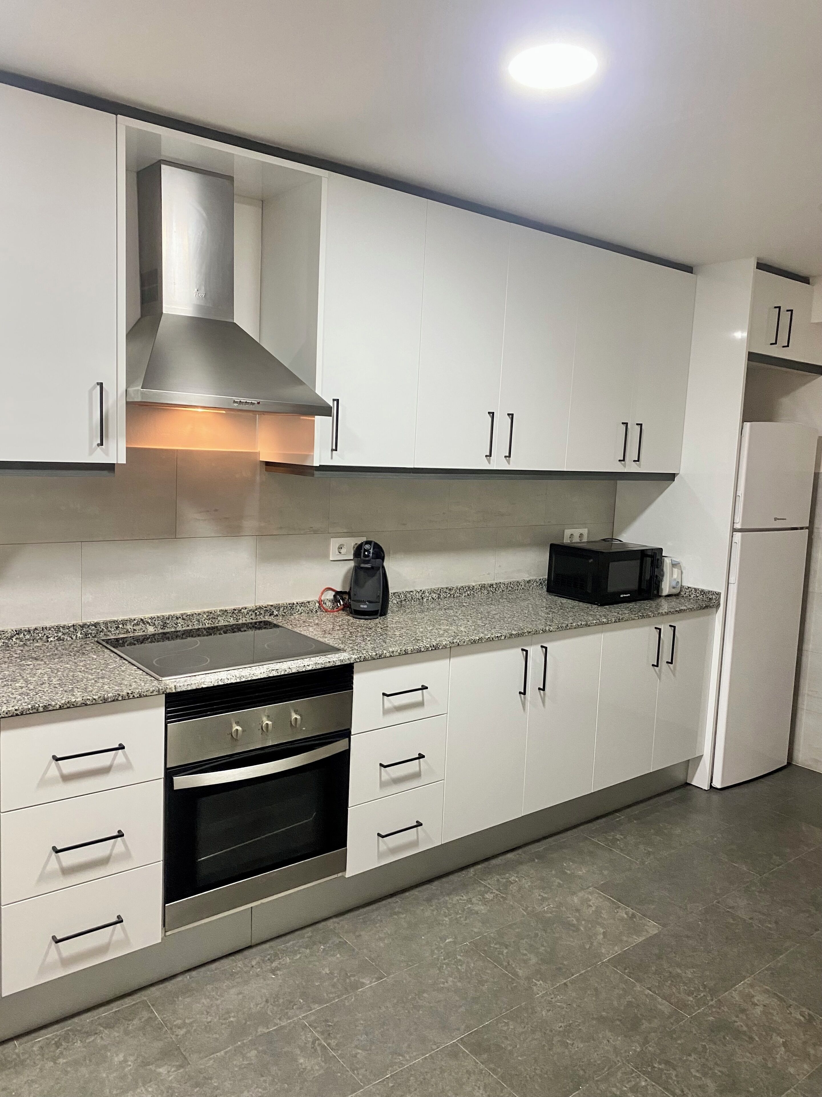 Een koelkast, een magnetron, een oven, een kookplaat