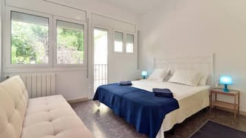 7 habitaciones, escritorio y tabla de planchar con plancha