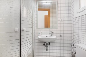 Shower, hair dryer, towels, soap - Splendid & Superb Park Guell House (Barcelona)