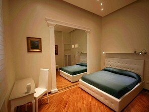 4 chambres, bureau, fer et planche à repasser, lit de bébé portatif