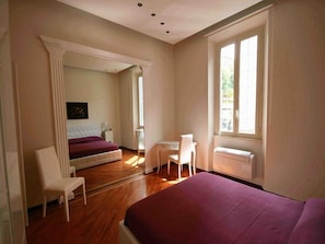 4 chambres, bureau, fer et planche à repasser, lit de bébé portatif