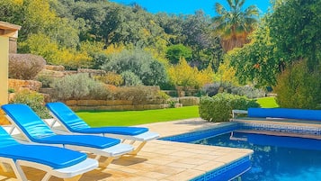 Una piscina al aire libre, una piscina climatizada