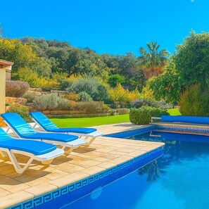 Una piscina al aire libre, una piscina climatizada