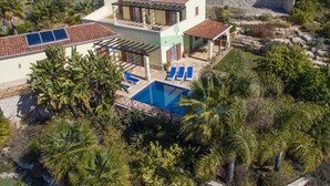 A two-story house with a swimming pool, solar panels, and a garden. - wonderful villa with beautiful view of the mountains  (Estoi)