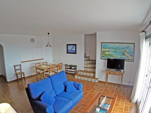Smart-TV, Kamin, DVD-Player, Bücher