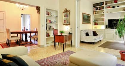 Elegant Refurbished Apartment In Florence, Wifi, A/C, Elevator, balconies