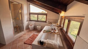 Combined shower/bathtub, hair dryer, bidet, towels - ClickSardegna Villa Estrella Privé with Private Pool and Billiards in Alghero (Alghero)