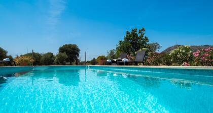 Charming rural house, pool and beautiful views. Special offer