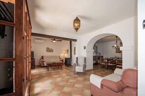 Smart-TV, Kamin, Stereoanlage