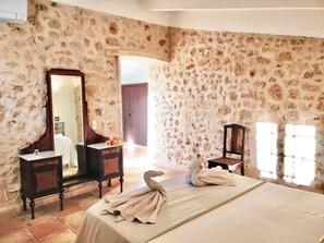 4 bedrooms, desk, iron/ironing board, travel crib