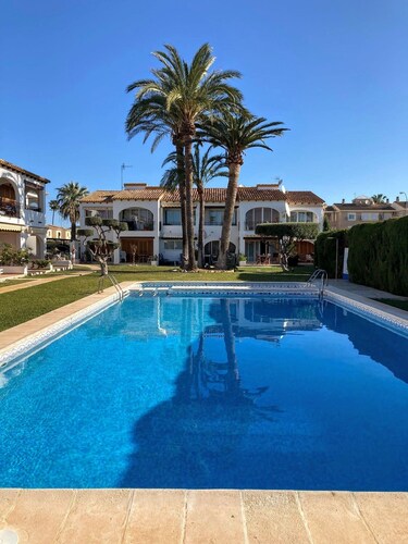 Asunto Retio Solissa, jossa on suolaisen veden uima-allas, 2 minuutin kävelymatka hiekkarannoille