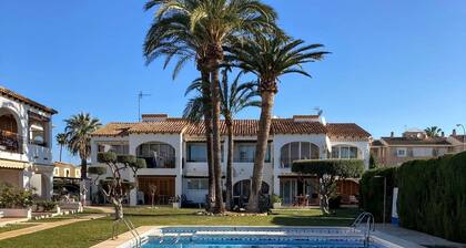 Asunto Retio Solissa, jossa on suolaisen veden uima-allas, 2 minuutin kävelymatka hiekkarannoille