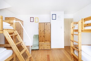 3 bedrooms, in-room safe, iron/ironing board, travel cot
