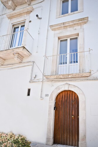 TYPISCHES HAUS MIT STERNEN IN DER MITTE 