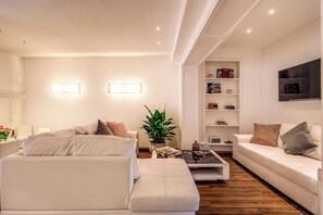 Smart TV, books - Large 5 rooms apartment , in the very historical city centre of Rome (Rome)