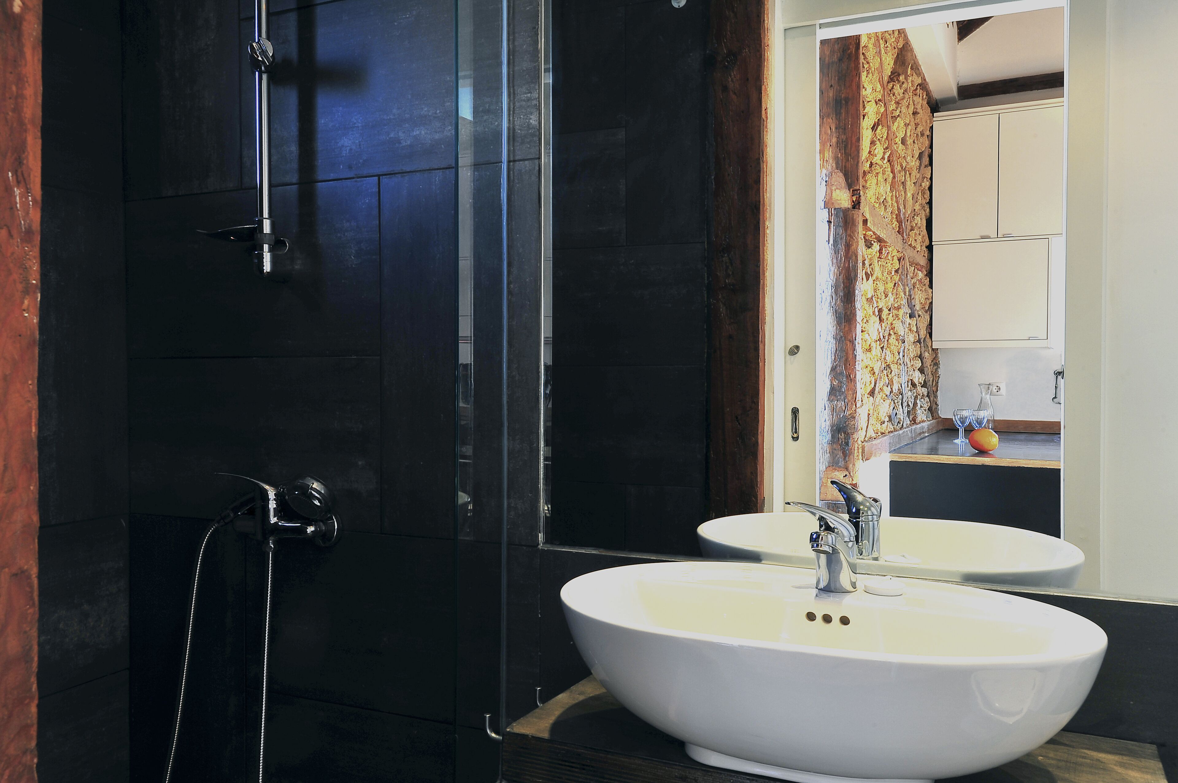 Douche, sèche-cheveux, serviettes fournies, papier toilette