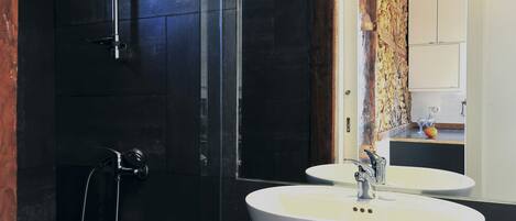 Bruser, hårtørrer, håndklæder, Toiletpapir