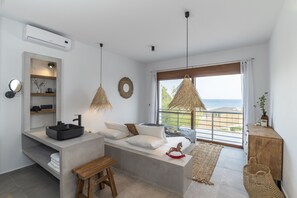4 bedrooms, desk, travel cot, free WiFi