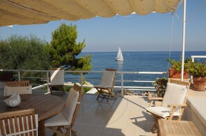 Outdoor dining - Right by the sea Villa in Palermo (Mondello)