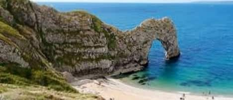 Una playa cerca, sillas reclinables de playa