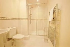 Douche, sĂšche-cheveux, serviettes fournies, savon