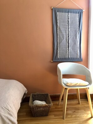2 bedrooms, desk, iron/ironing board, WiFi