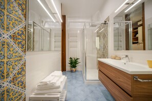 Regadera, secadora de cabello, bidet, toallas
