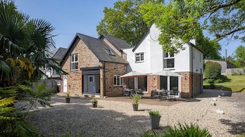 Front Entrance to Somers Hiscott