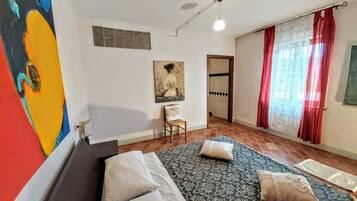 3 sovrum, vÀrdeförvaringsskÄp pÄ rummet och strykjÀrn/strykbrÀda