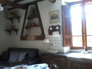 المنشأة من الداخل