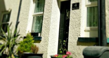 Bird's Nest est une maison de pĂȘcheur Ă Looe, Ă quelques secondes de la plage.