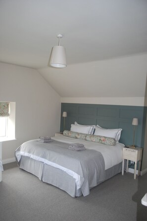 3 bedrooms, desk, iron/ironing board, travel crib