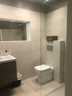 Baignoire, sĂšche-cheveux, serviettes fournies, savon