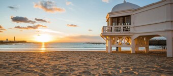 4th floor apartment in historic Cadiz, and just a 10 minutes walk to the beach.