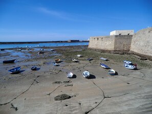 Beach nearby, sun loungers - 4th floor apartment in historic Cadiz, and just a 10 minutes walk to the beach. (CADIZ)