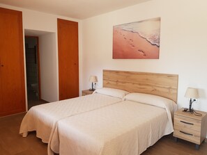 3 chambres, bureau, fer et planche à repasser, lit parapluie