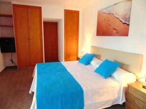 3 soverom, skrivebord, strykejern/-brett og reiseseng for barn