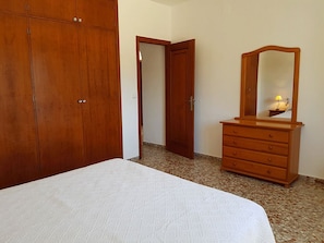 3 bedrooms, desk, iron/ironing board, travel cot