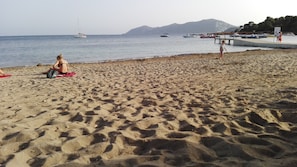 Ubicación cercana a la playa y toallas de playa