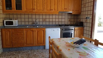 KĂŒhlschrank, Mikrowelle, Ofen, Herdplatte