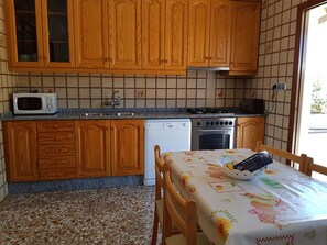 Een koelkast, een magnetron, een oven, een kookplaat
