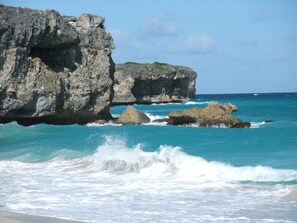 Paisaje costero con acantilados rocosos y aguas turquesas.