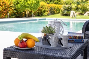 Utendørsbasseng og solsenger