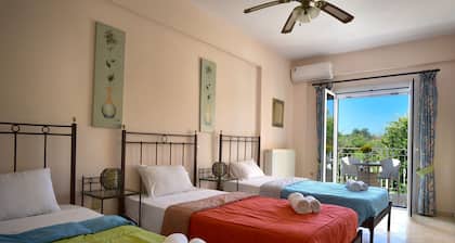Villa familiar de lujo frente al mar con tenis privado, piscina, jacuzzi ...