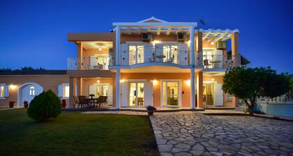 Beachfront Family Luxury Villa Jolie: tennis, pool, jacuzzi, sauna, ping-pong...