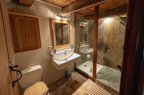 Badewanne, Haartrockner, Handtücher, Seife