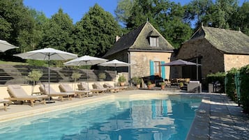 Una piscina al aire libre, una piscina climatizada